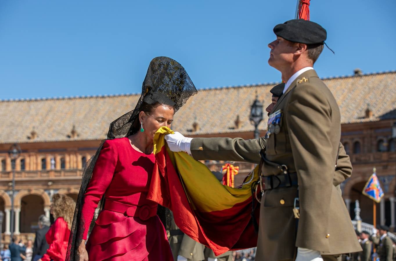 En imágenes, la Jura de Bandera civil en la Plaza de España