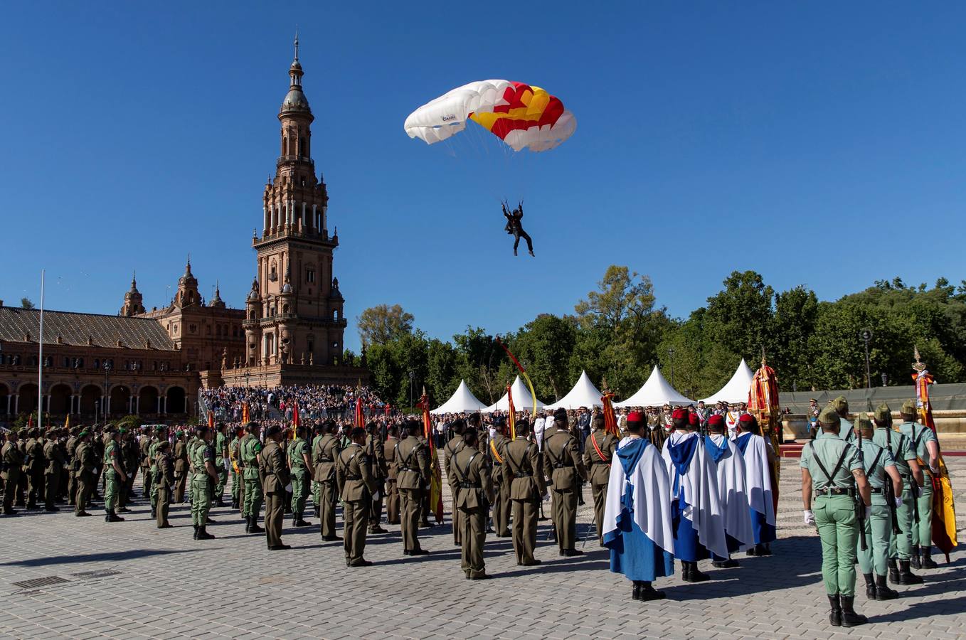 En imágenes, la Jura de Bandera civil en la Plaza de España