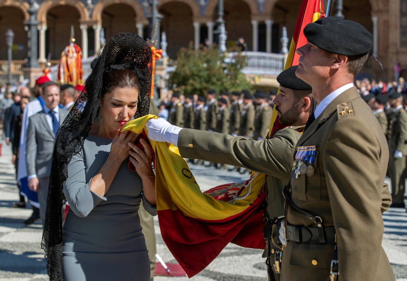 En imágenes, la Jura de Bandera civil en la Plaza de España