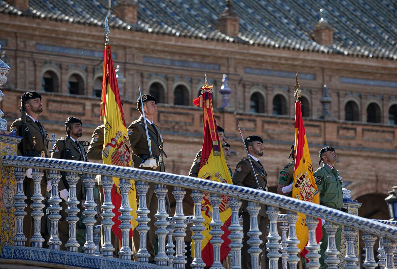 En imágenes, la Jura de Bandera civil en la Plaza de España