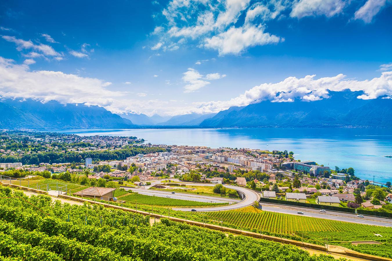 Vevey, Suiza. Solo se celebra una vez cada 20 años, y por ese motivo Vevey descorchará más botellas que nunca durante cuando el festival del vino, la Fête des Vignerons, que dura tres semanas y llegará a la ciudad en el mes de junio. Los visitantes podrán saciar sus estómagos en cualquiera de los muchos restaurantes de calidad del Casco Antiguo, que ofrecen de todo, desde menús degustación de 20 platos hasta fondues económicas y divertidas, y después ir a quemar calorías nadando en el lago.