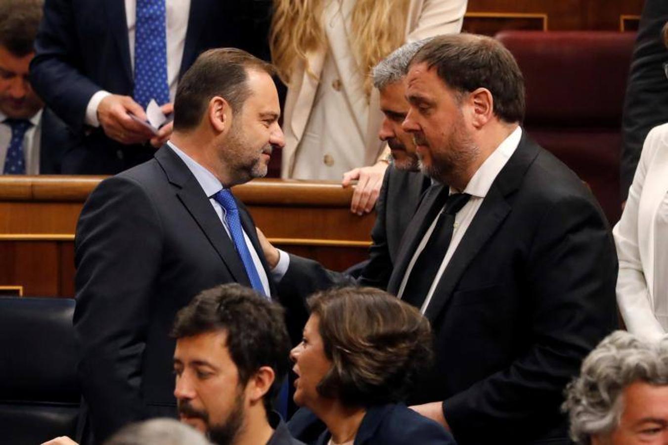 José Luis Ábalos saluda al independentista Jordi Sànchez. 