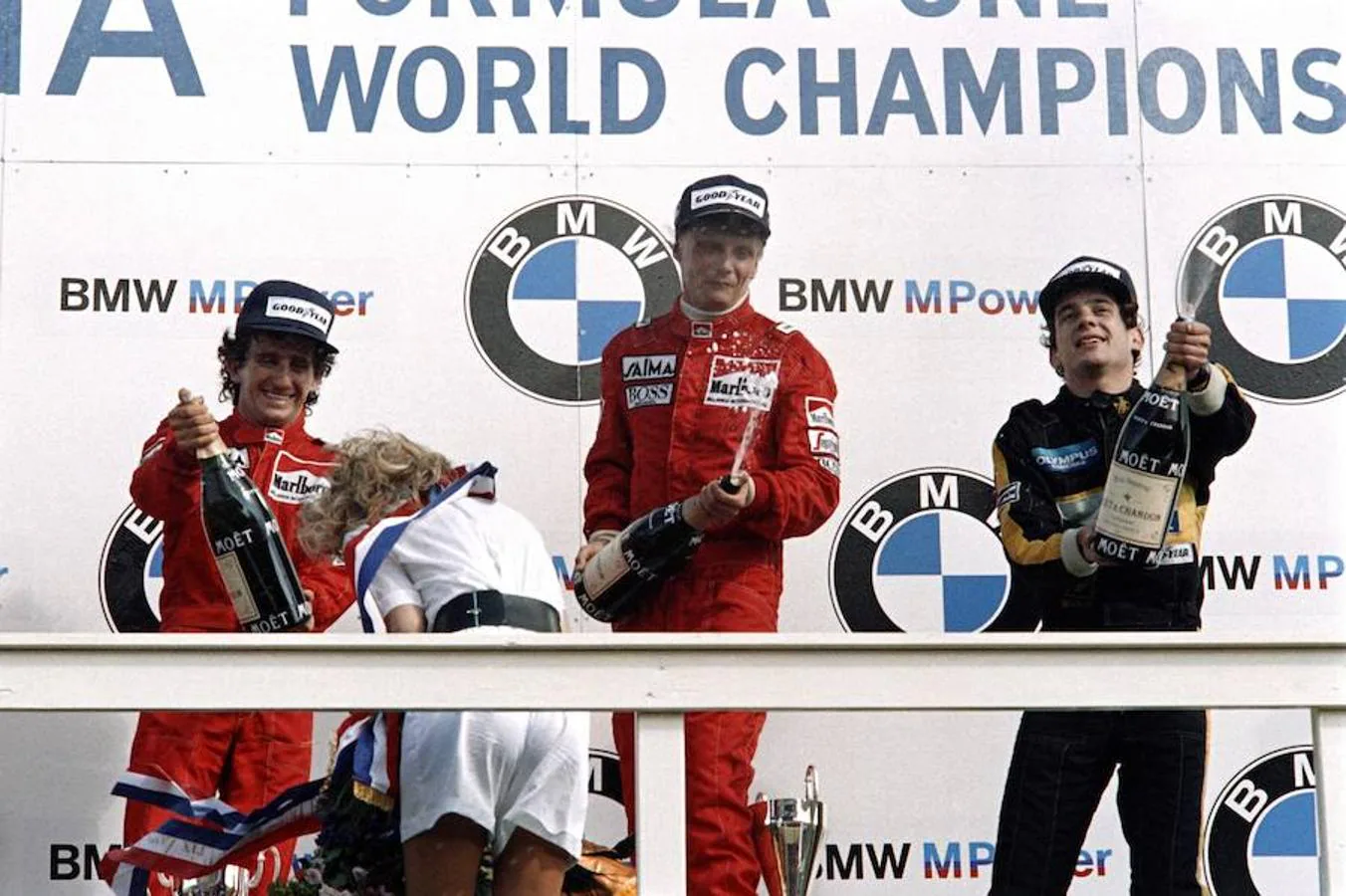 Lauda celebra la victoria en el Gran premio de Holanda en 1985 con Alan Prost (izq.) y Ayrton Senna (der.). 