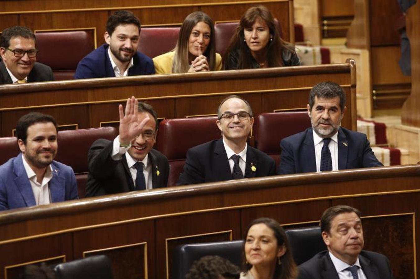 Josep Rull y Jordi Turull, sentados al lado del líder de IU, Alberto Garzón. 