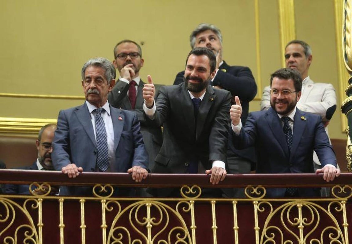 Miguel Ángel Revilla junto a Roger Torreent y Pere Aragonès. 