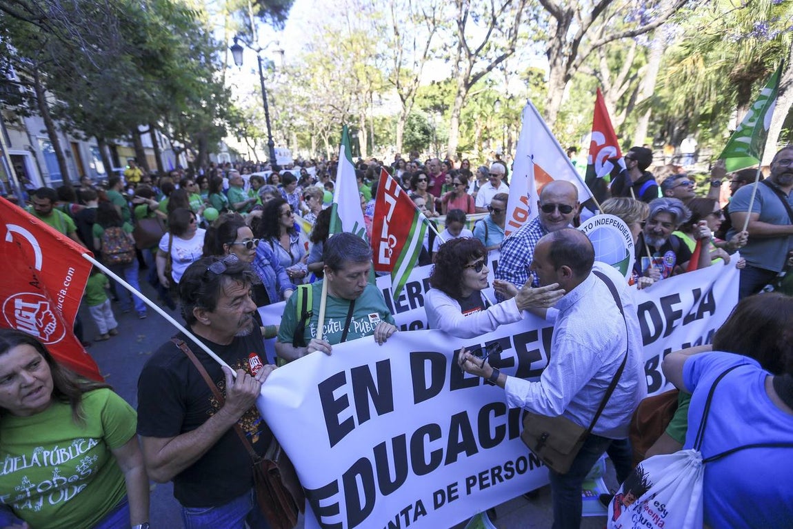 FOTOS: Manifestación en Cádiz contra el «desmantelamiento» de la escuela pública
