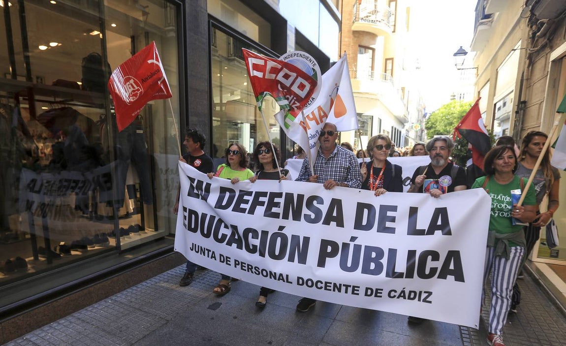 FOTOS: Manifestación en Cádiz contra el «desmantelamiento» de la escuela pública