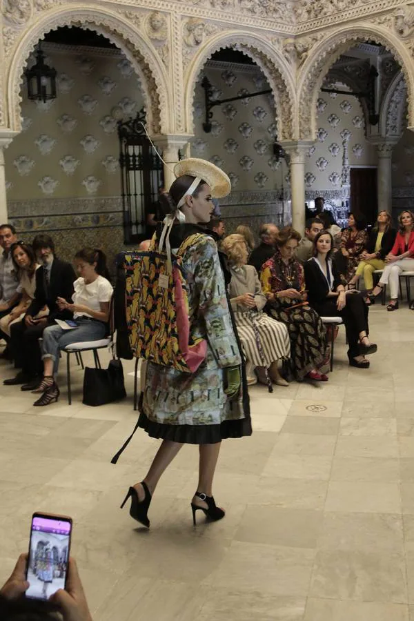 Desfile de alta costura con ropa reciclada por mujeres de las Tres Mil Viviendas