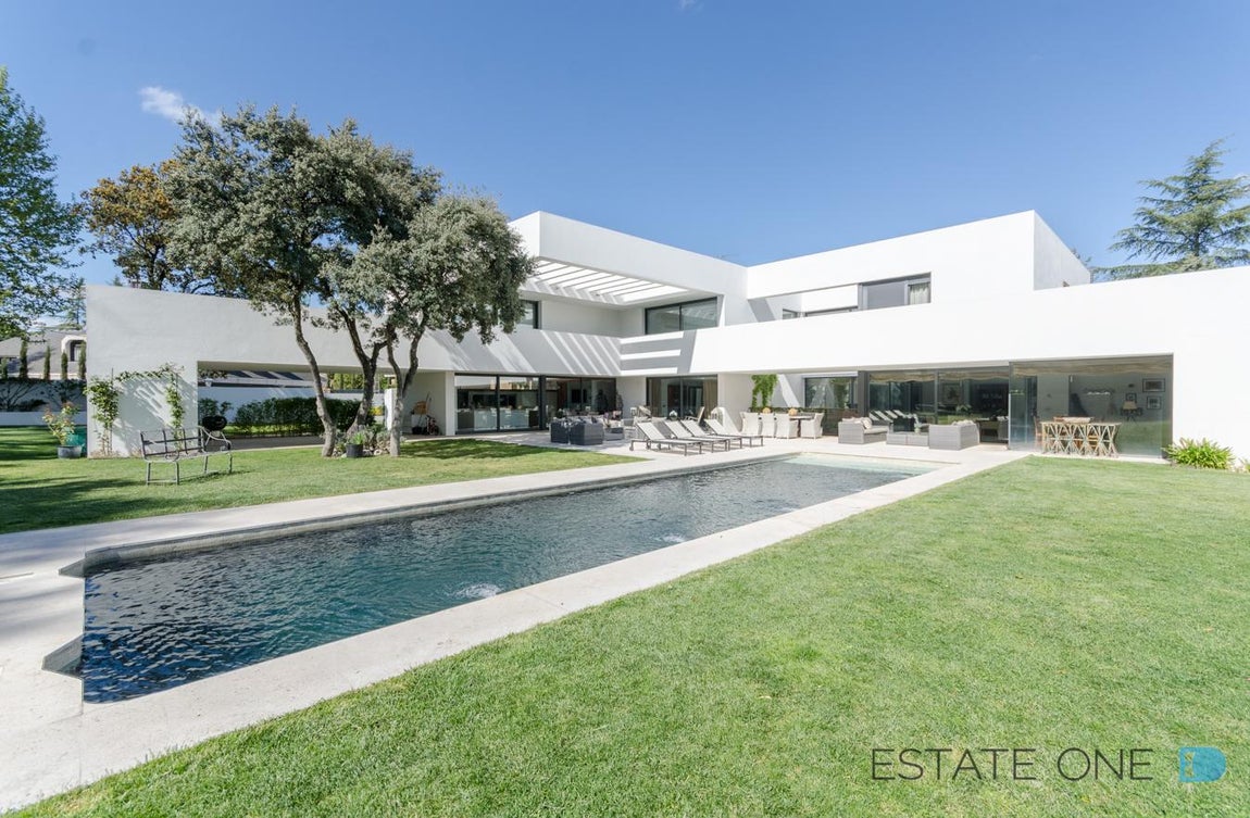 Calidad de vida. La casa se alza en una finca de 2.453 m2 que guarda terreno para un espacio ajardinado que permite disfrutar rutinas al aire libre
