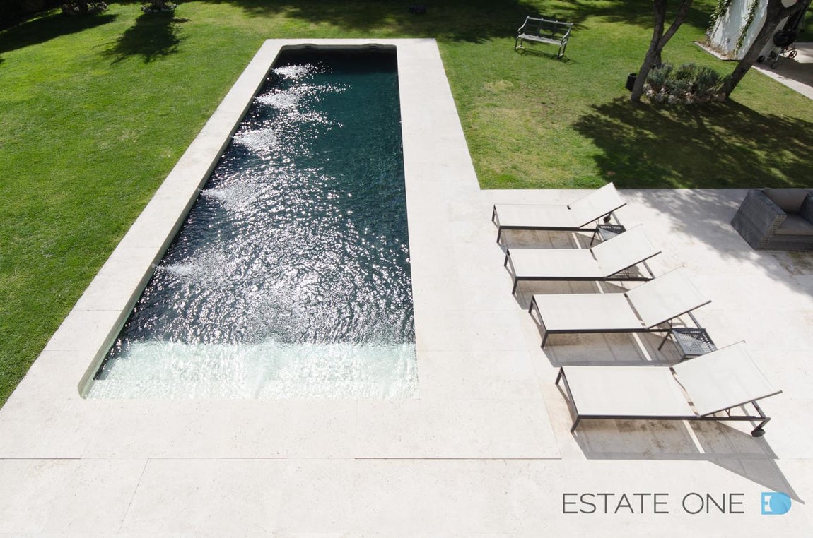 Amplia piscina. En el centro del jardín hay una enorme piscina y espacio para tomar el sol, hacer deporte y relajarse en el porche
