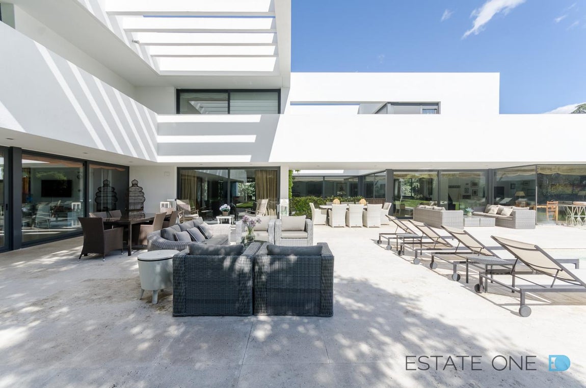 Televisiva. Algunas de las entrevistas televisadas tuvieron local en este inmueble y durante la retransmisión el propio presentador mostraba a sus invitados y, por ende, sus espectadores, cómo era el aspecto de la vivienda y la manera en la que transcurría su día a día