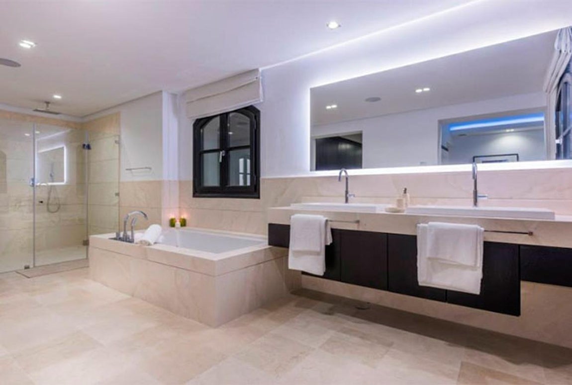 Mansión de lujo. La mansión ofrece 1.243 m2 de disfrute a sus inquilinos. Tiene nueve habitaciones y nueve baños