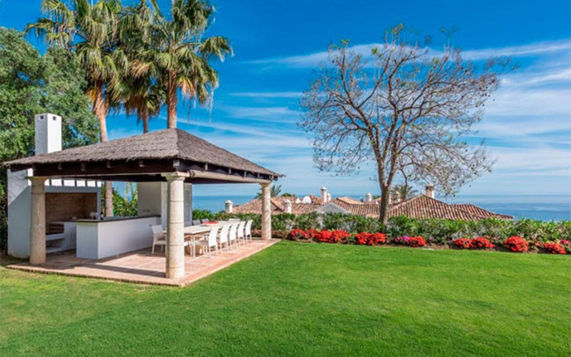 Un lugar de recreo. La finca cuenta con un amplio jardín, piscina, sauna y un baño turco de grandes dimensiones. Desde sus jardines, situados en una zona elevada, se disfruta una excelente panorámica