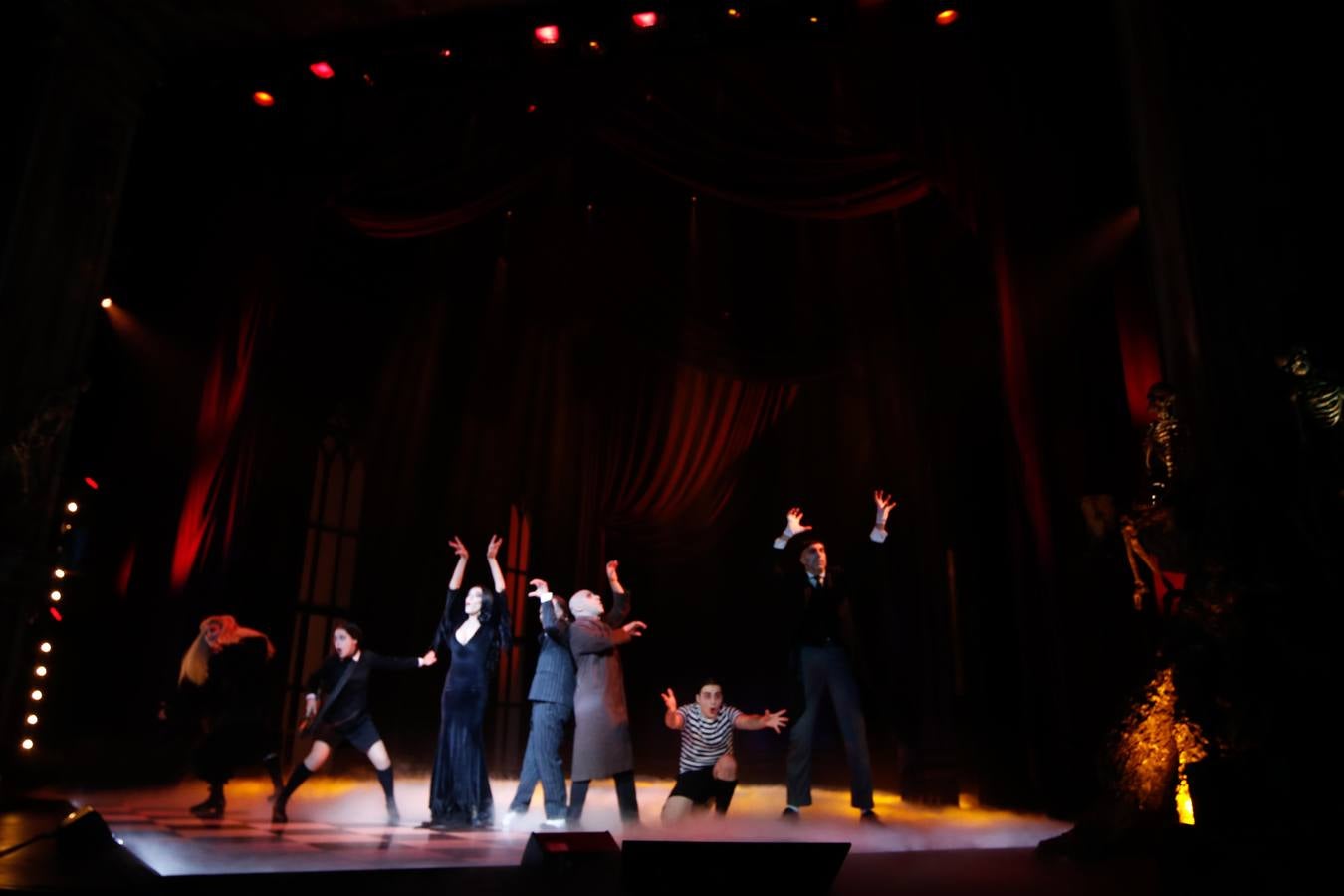 El musical «La familia Addams» llega al Gran Teatro de Córdoba, en imágenes