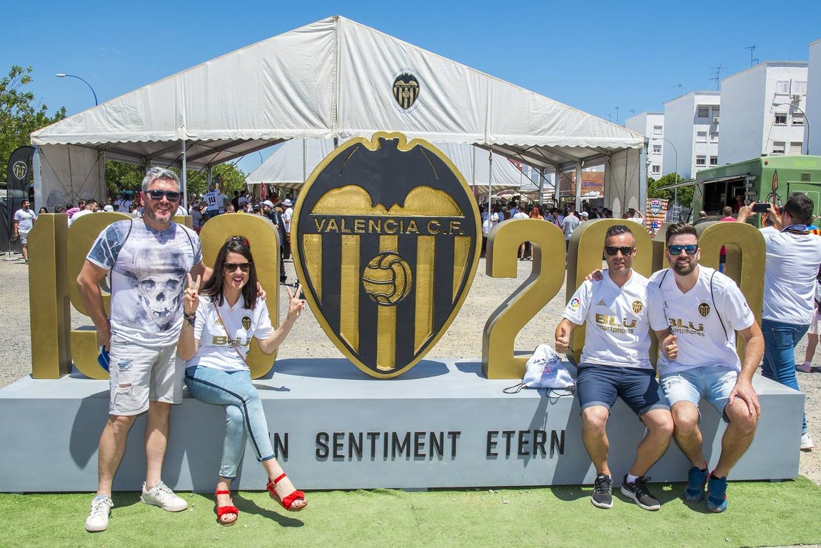 Las aficiones disfrutan de la previa de la Copa del Rey