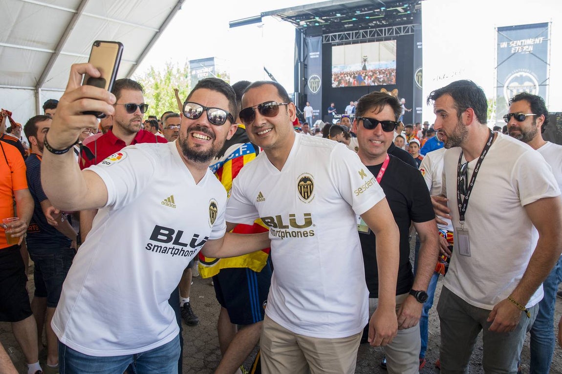 Las aficiones disfrutan de la previa de la Copa del Rey