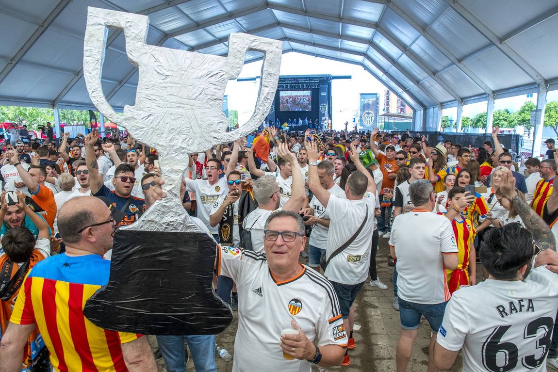 Las aficiones disfrutan de la previa de la Copa del Rey