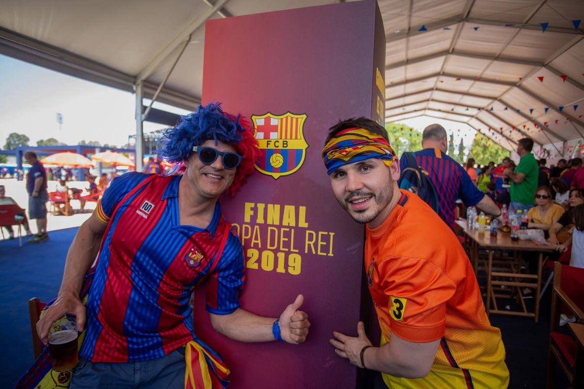 Las aficiones disfrutan de la previa de la Copa del Rey