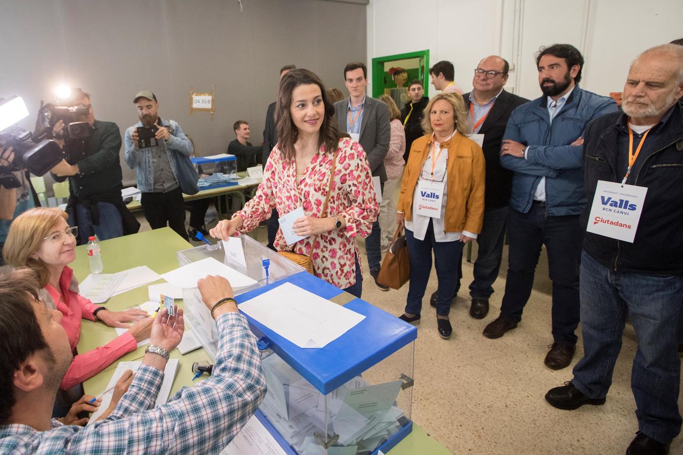 La líder de Cs en Cataluña y portavoz nacional del partido, Inés Arrimadas, vota en el colegio Ausías March de Barcelona.. 
