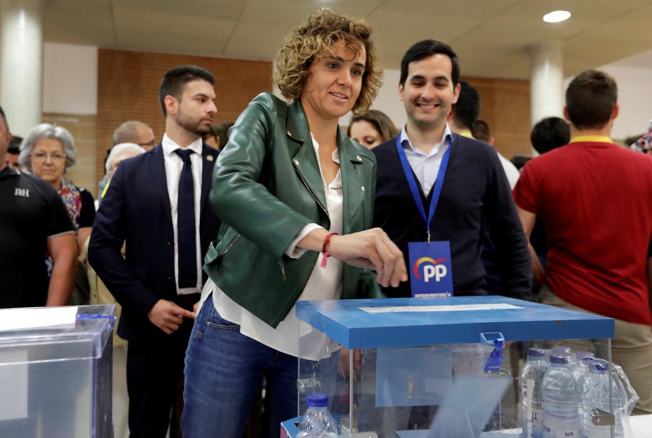 La cabeza de lista del PP al Parlamento Europeo, Dolors Montserrat, vota en el Casal d'Entitats de Sant Sadurní d'Anoia (Barcelona). 