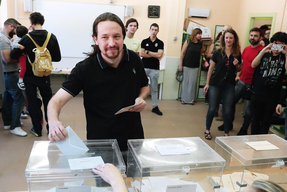 El líder de Podemos, Pablo Iglesias, ejerce su derecho al voto en el Colegio Público La Navata de Galapagar. 