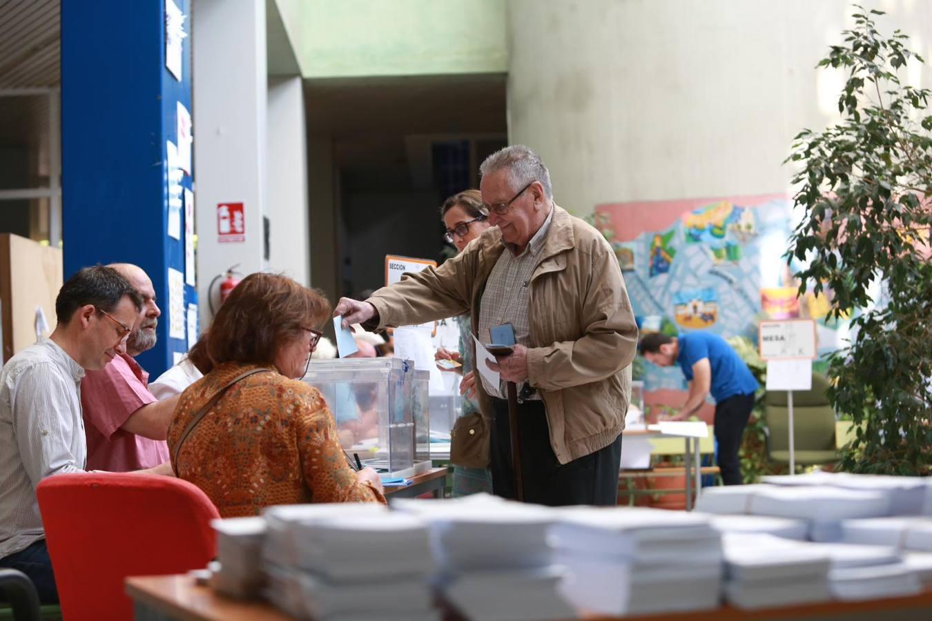 En imágenes, ambiente en los colegios de Sevilla en las elecciones