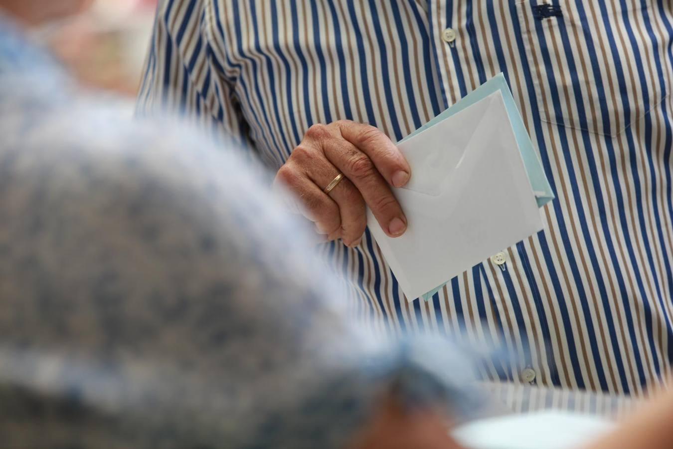 En imágenes, ambiente en los colegios de Sevilla en las elecciones