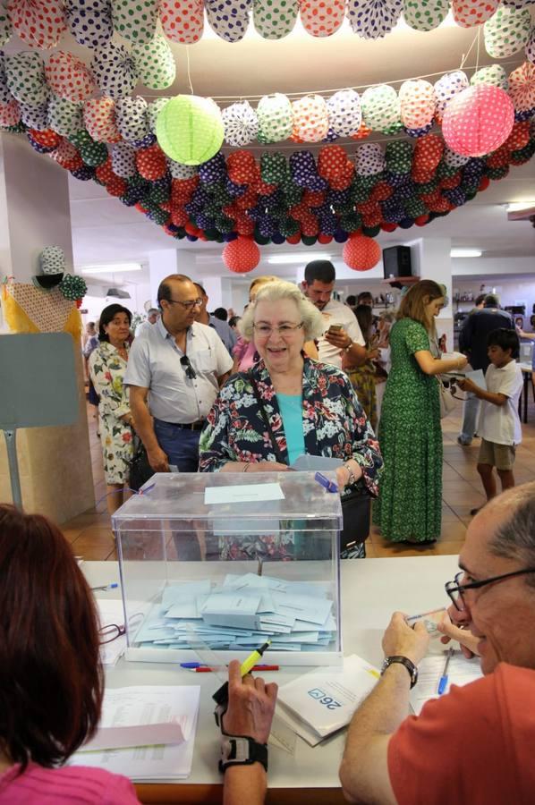 En imágenes, ambiente en los colegios de Sevilla en las elecciones