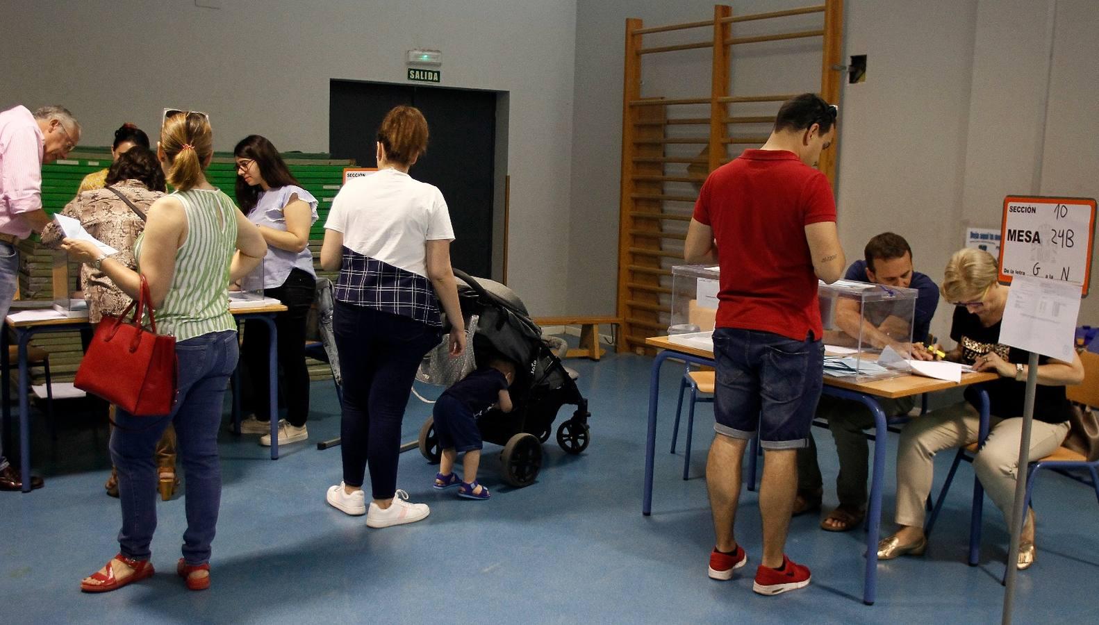 En imágenes, ambiente en los colegios de Sevilla en las elecciones