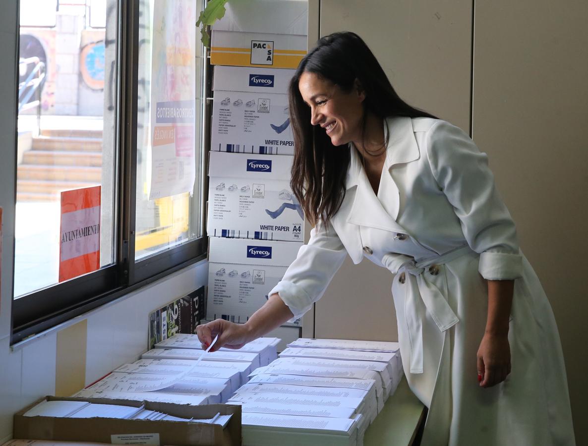 Begoña Villacís, candidata de Ciudadanos a la Alcaldía de Madrid, ejerce su derecho al voto. 