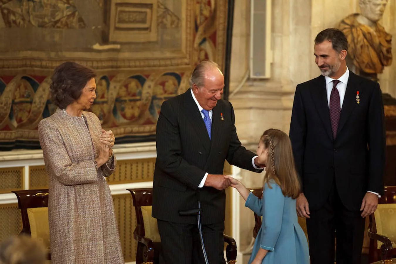 30/01/2018. El Rey Felipe VI y la reina Letizia, junto a sus hijas, la princesa Leonor y la infanta Sofía, y los reyes eméritos don Juan Carlos y doña Sofia, en el Palacio Real.. 