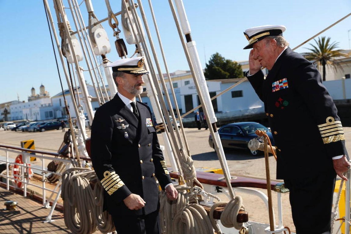 San Fernando (Cádiz), 02/02/2018.- El Rey Felipe VI, junto a su padre el Rey Juan Carlos, durante la visita realizada al Buque Escuela Juan Sebastián de Elcano en el Arsenal de La Carraca en San Fernando. 