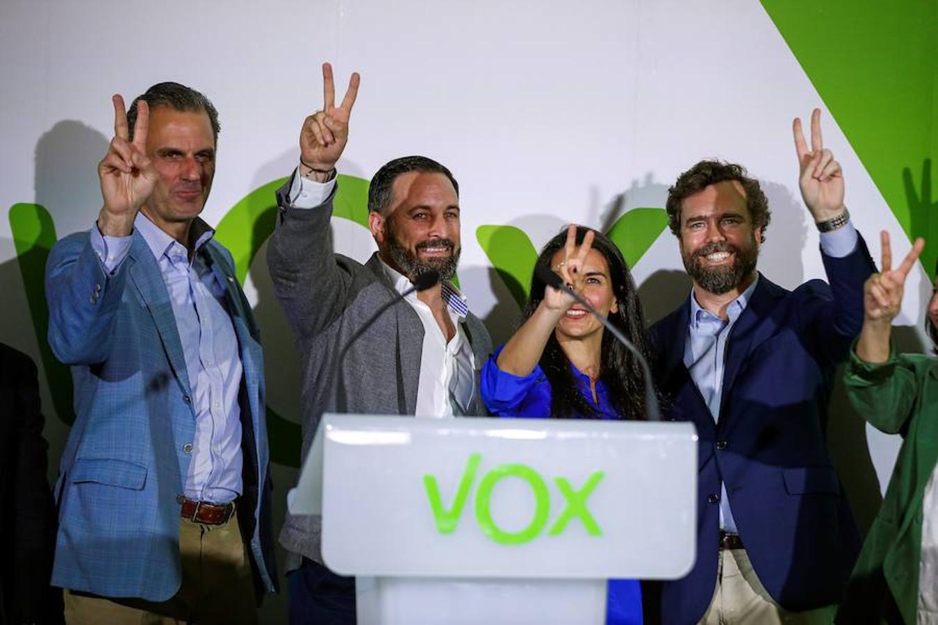 El secretario general de Vox y candidato la Alcaldía de Madrid, el líder de la formación, la candidata a la Presidencia de la Comunidad de Madrid y el jefe de campaña en la sede del partido tras los resultados de las elecciones municipales, autonómicas y europeas. 