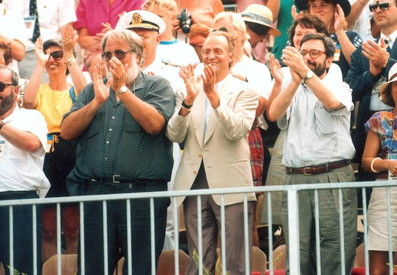 26/7/92. Don Juan Carlos en los Juegos Olímpicos de Barcelona'92 junto a Narcís Serra siguiendo una competición deportiva.. 