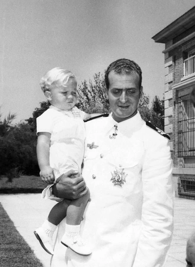 29/07/1969. El Rey Juan Carlos I sostiene en sus brazos al Príncipe Felipe de Borbón, en el Palacio de la Zarzuela.. 