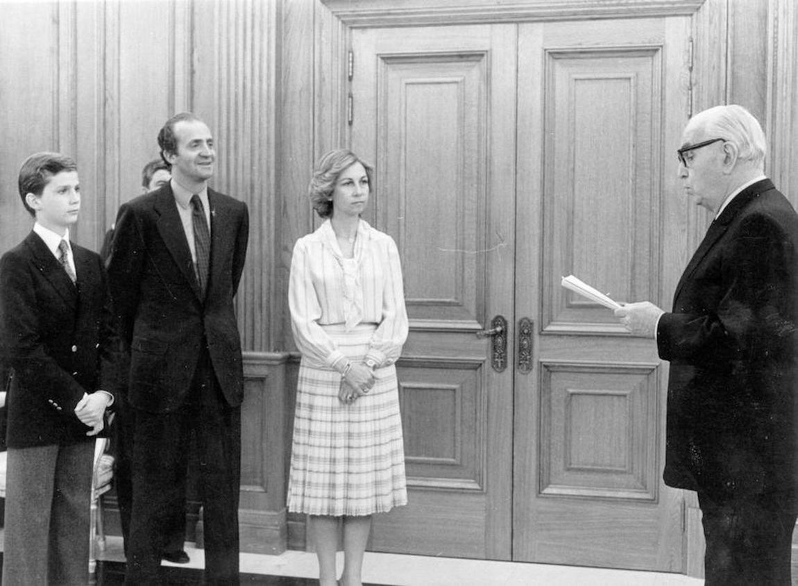 28/05/1982. Pedro Laín Entralgo lee un discurso ante los Reyes y el Príncipe Felipe.. 