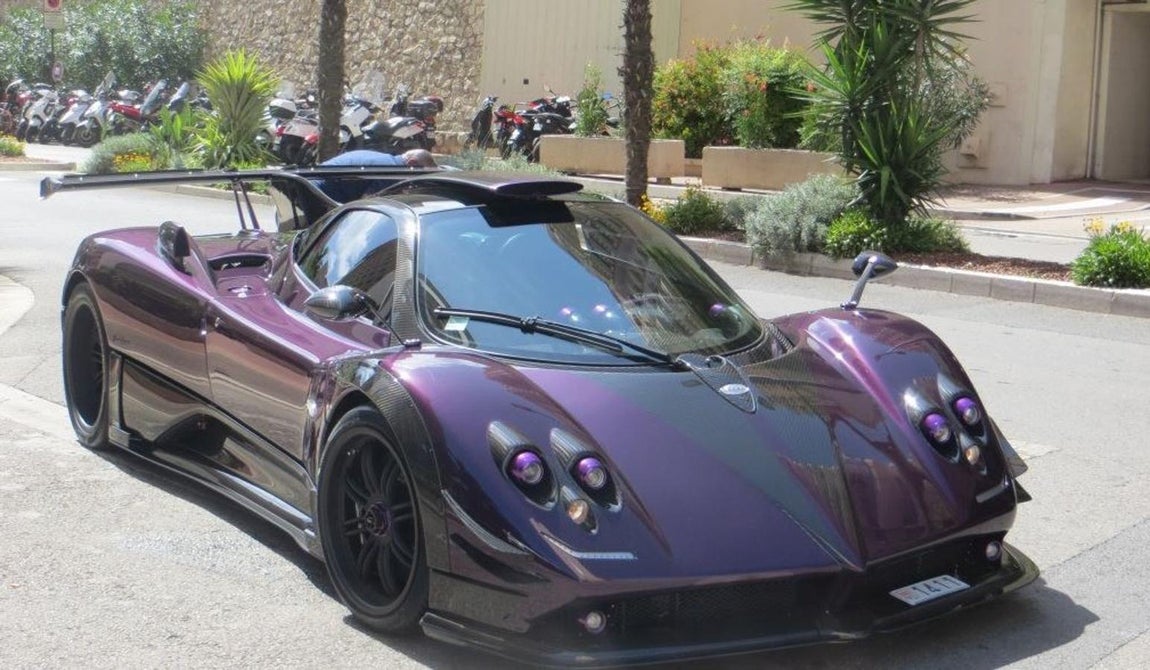 Pagani Zonda 760 LH. El vehículo se fabricó en 2012. Es de fibra de carbono y aluminio color púrpura