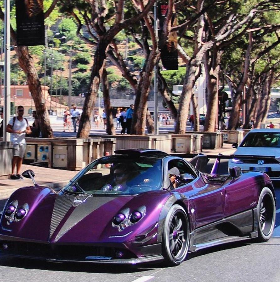 Pagani Zonda 760 LH. El piloto de Fórmula 1 acudió a Mónaco en este vehículo único