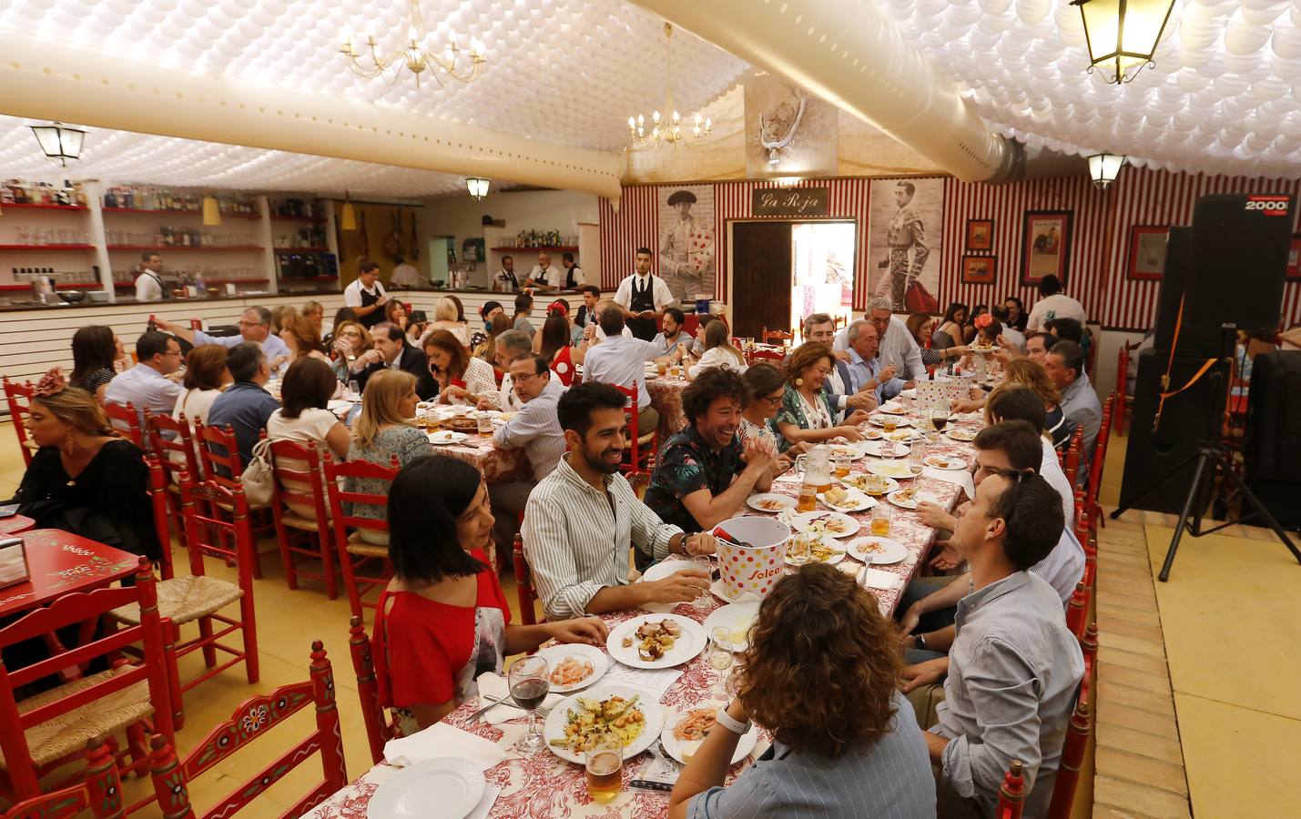 El ambiente de las casetas en el lunes de la Feria de Córdoba, en imágenes