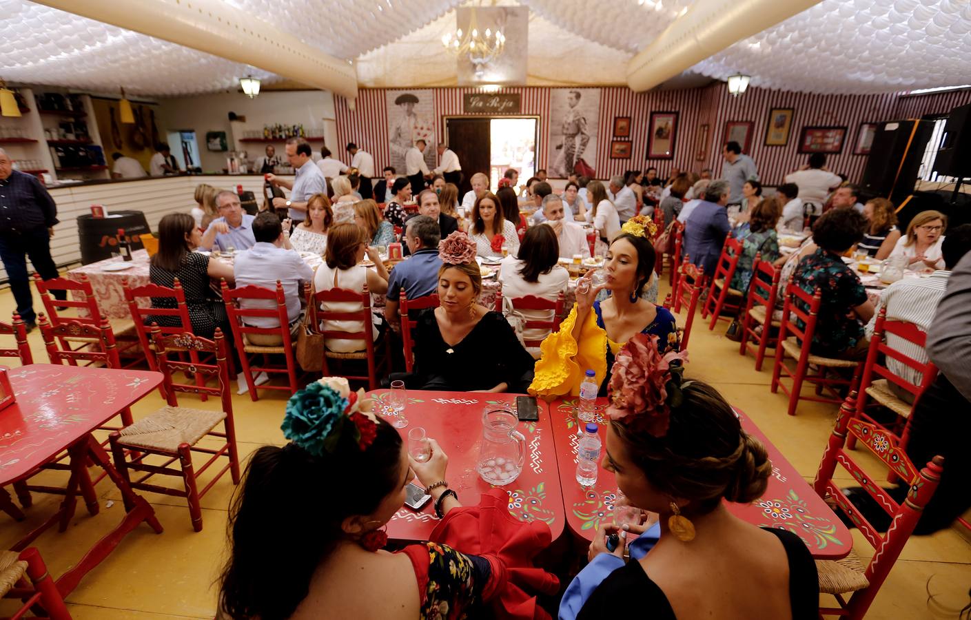 El ambiente de las casetas en el lunes de la Feria de Córdoba, en imágenes