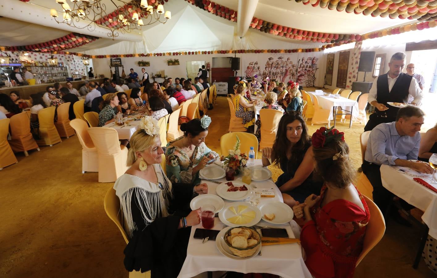 El ambiente de las casetas en el lunes de la Feria de Córdoba, en imágenes