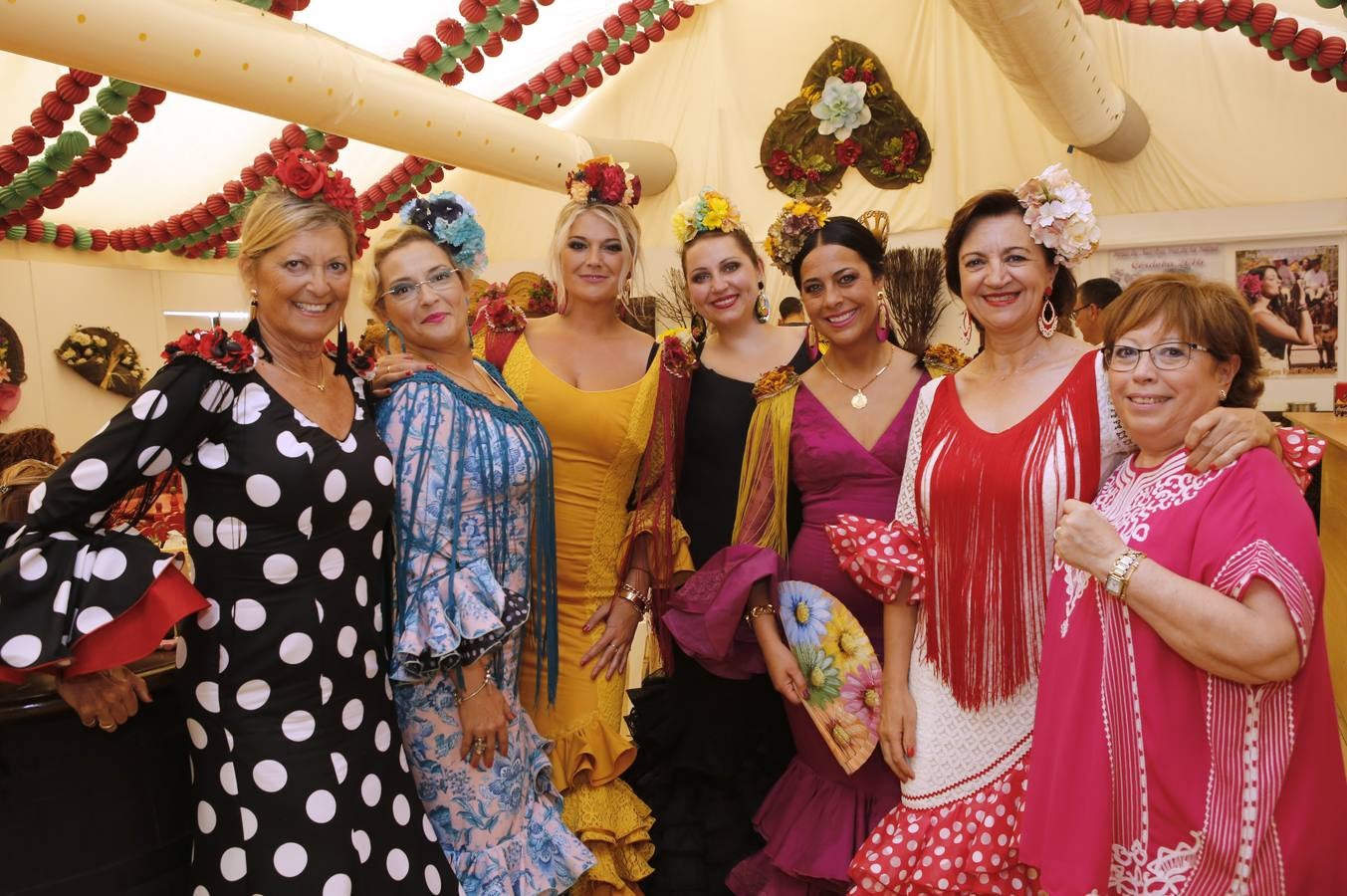 El ambiente de las casetas en el lunes de la Feria de Córdoba, en imágenes