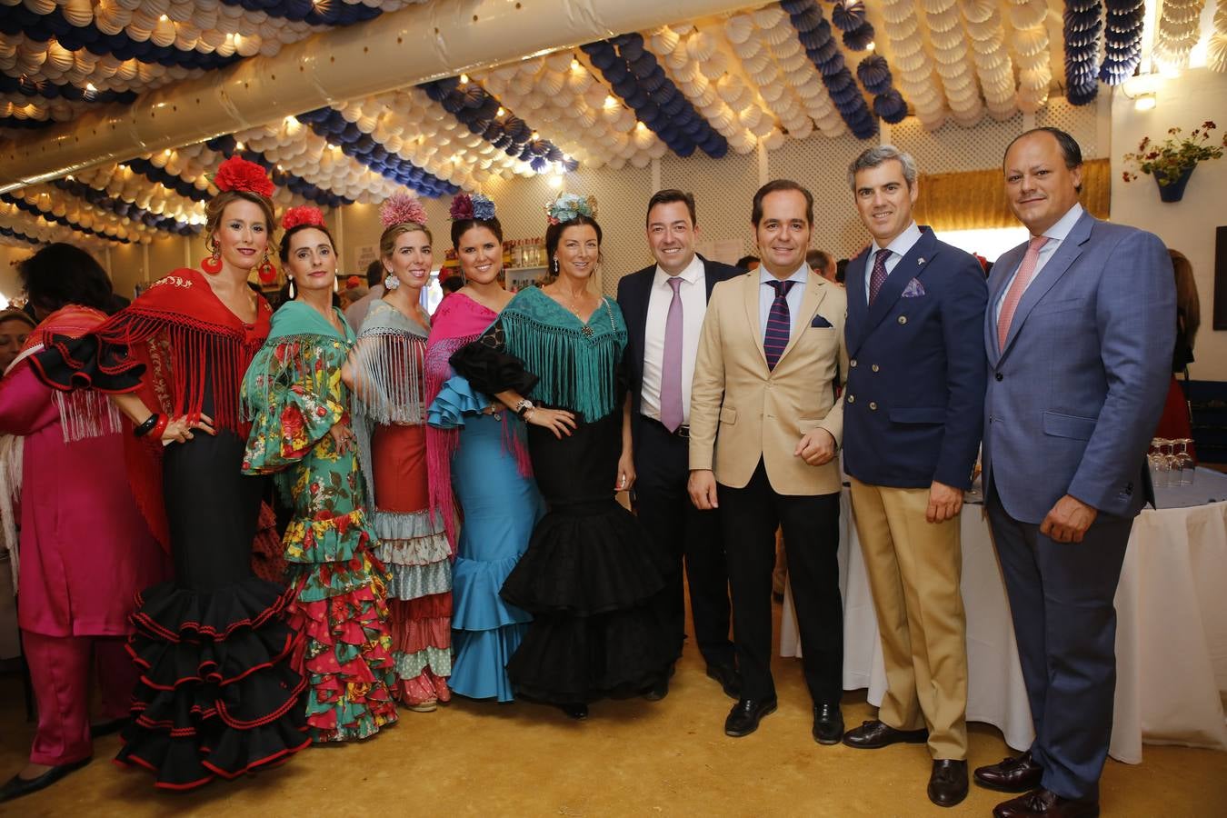 El ambiente de las casetas en el lunes de la Feria de Córdoba, en imágenes