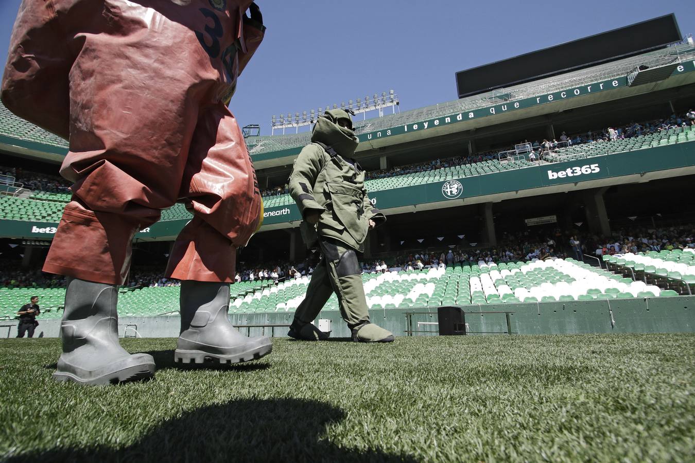 Exhibición de la Policía Nacional en el Benito Villamarín