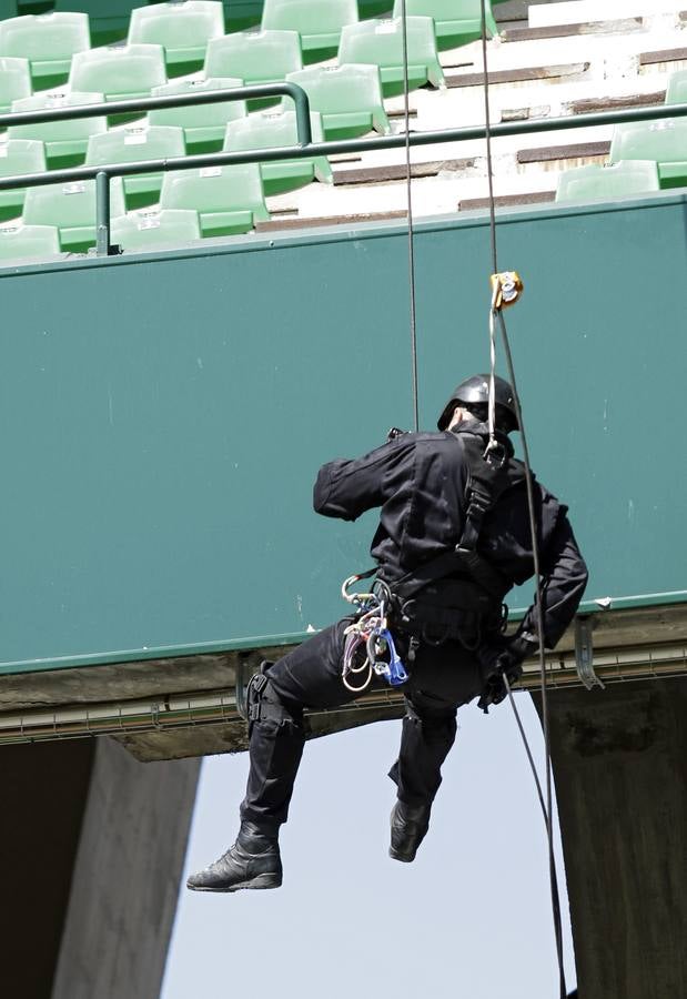 Exhibición de la Policía Nacional en el Benito Villamarín