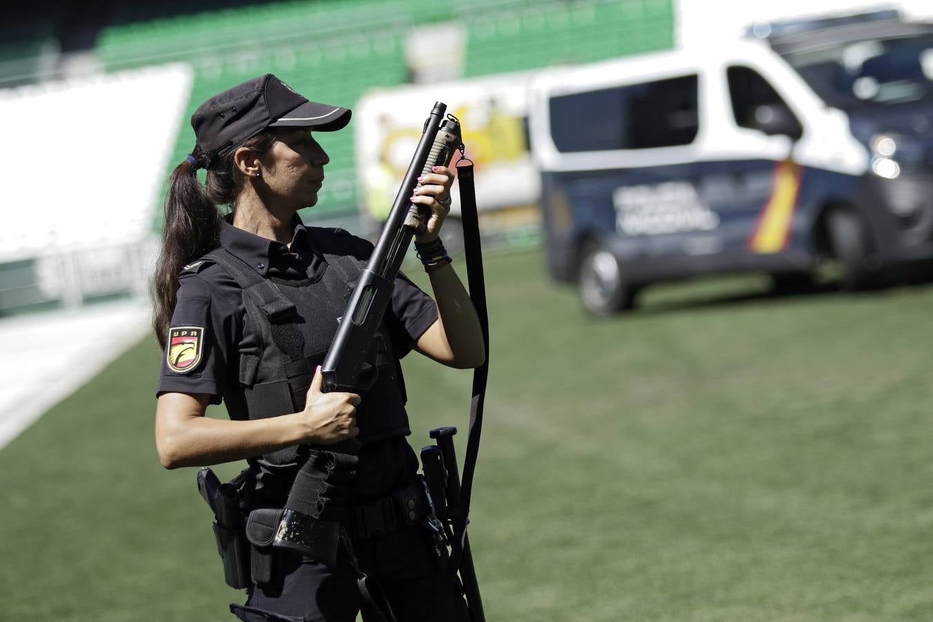 Exhibición de la Policía Nacional en el Benito Villamarín