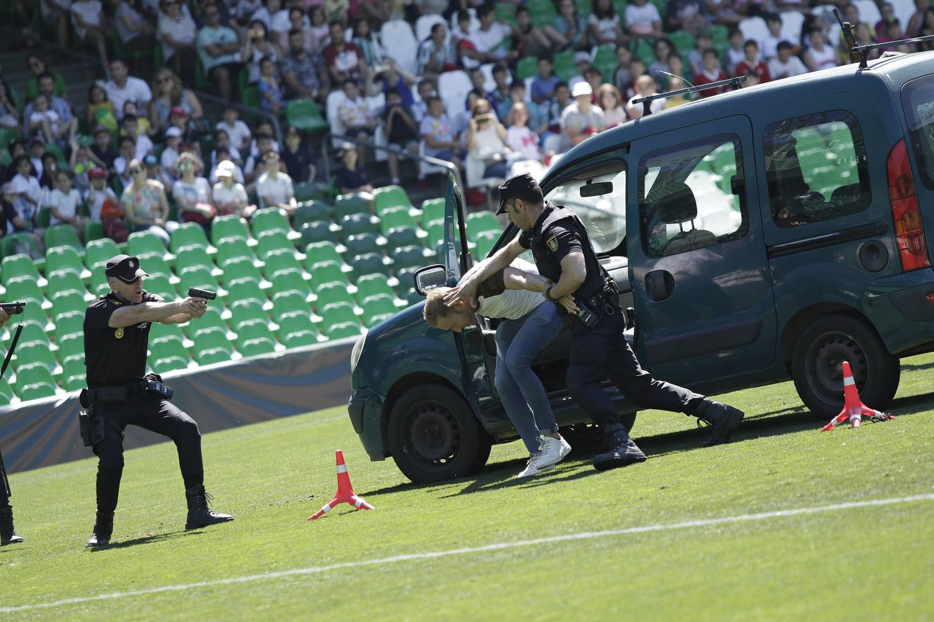 Exhibición de la Policía Nacional en el Benito Villamarín