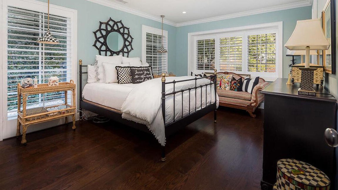 Suite principal. La suite principal es posiblemente la estancia más lujosa de todas. Cuenta con chimenea de mármol, televisión, un espacioso vestidor tiene un baño privado, de forma que el resto de baños de la vivienda quedan a disposición de los invitados. Con bañera y ducha, el baño de la habitación donde dormía Emma Stone era de lo más completo.