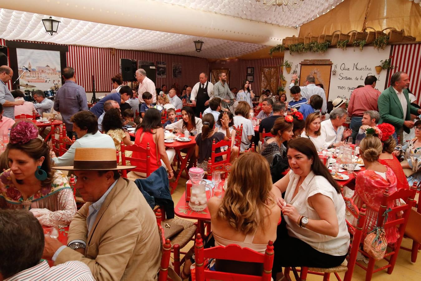 El ambiente del jueves en las casetas de la Feria de Córdoba, en imágenes