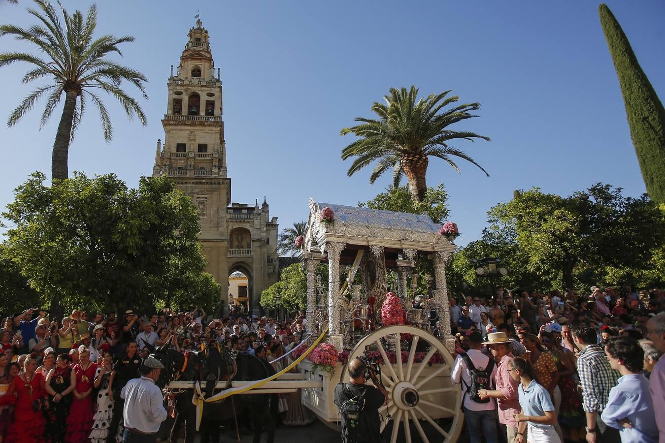 La salida de la hermandad del Rocío de Córdoba, en imágenes